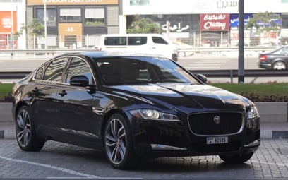 Black Jaguar XF 2019 للإيجار في دبي