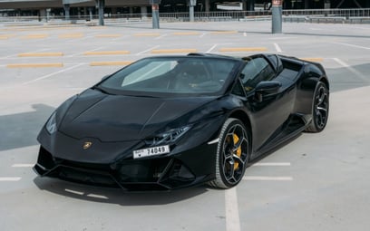 Black Lamborghini Evo Spyder 2022 in affitto a Dubai