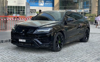 Black Lamborghini Urus 2022 para alquiler en Dubái