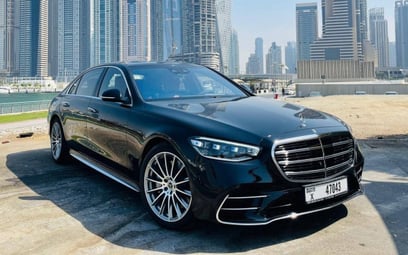 Black Mercedes S Class 2021 在迪拜出租