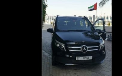 Black Mercedes V 250 2020 للإيجار في دبي