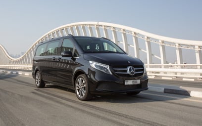 Black Mercedes V250 2023 zur Miete in Dubai