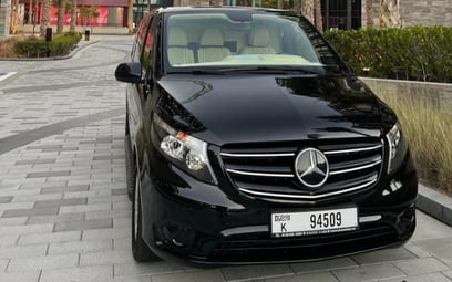 Black Mercedes Vito VIP 2020 在迪拜出租
