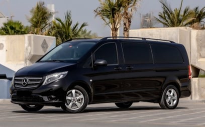 Black Mercedes VITO 2021 在迪拜出租