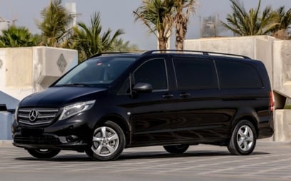 Black Mercedes Vito 2021 en alquiler en Dubai