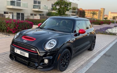 Black Mini Cooper 2019 en alquiler en Dubai