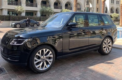 Black Range Rover Vogue 2018 للإيجار في دبي