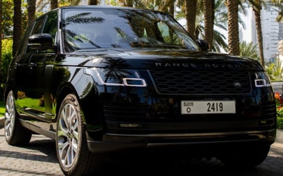 Black Range Rover Vogue 2021 للإيجار في دبي