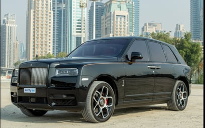 Black Rolls Royce Cullinan- BLACK BADGE 2021 للإيجار في دبي