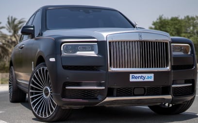 Black Rolls Royce Cullinan Black Badge 2021 للإيجار في دبي