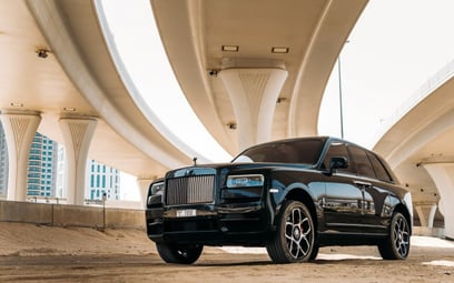 Black Rolls Royce Cullinan Black Badge 2021 للإيجار في دبي