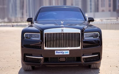 Black Rolls Royce Cullinan 2020 للإيجار في دبي