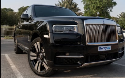 Black Rolls Royce Cullinan 2021 للإيجار في دبي