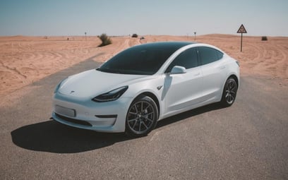 White Tesla Model 3 2020 en alquiler en Dubai