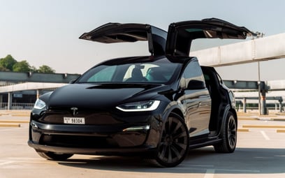 Black Tesla Model X Plaid 2022 para alquiler en Dubai