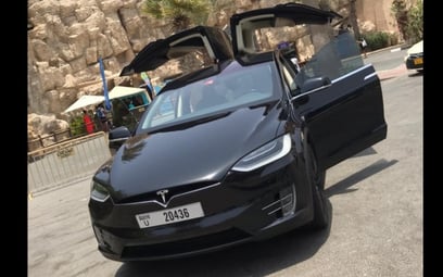 Black Tesla Model X 2017 à louer à Dubaï