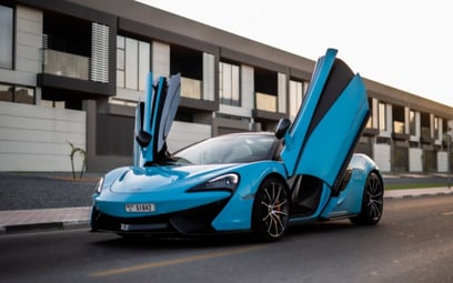 Blue McLaren 570S 2018 迪拜汽车租凭