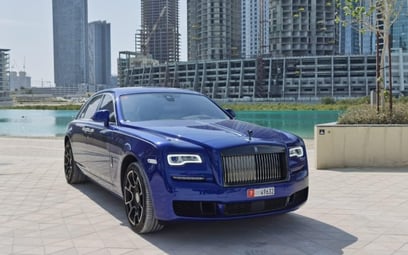 Blue Rolls Royce Ghost Black Badge 2019 للإيجار في دبي