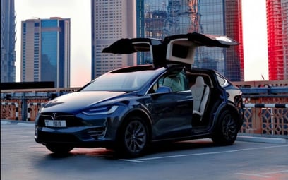 Blue Tesla Model X 2018 para alquiler en Dubái