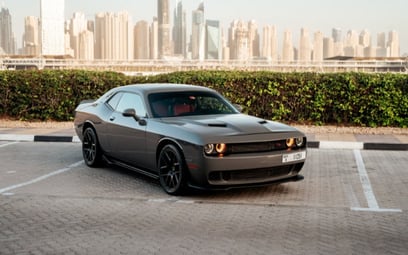 Dark Grey Dodge Challenger 2019 للإيجار في دبي
