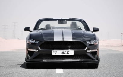 Dark Grey Ford Mustang cabrio V8 2020 在迪拜出租