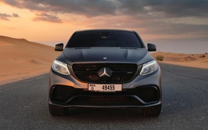 Dark Grey Mercedes GLC-S 2020 للإيجار في دبي