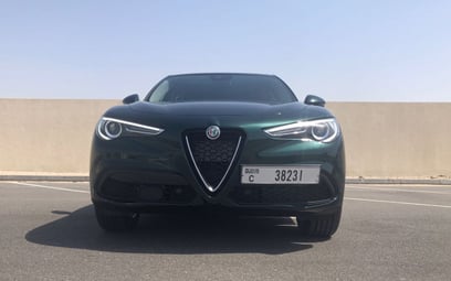 Green Alfa Romeo Stelvio 2022 在迪拜出租
