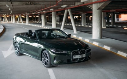 Green BMW 430i cabrio 2022 para alquiler en Dubai