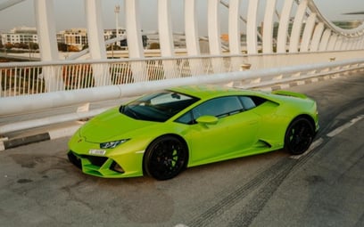 Green Lamborghini Evo 2020 للإيجار في دبي