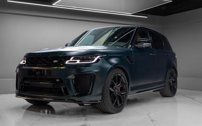 Green Range Rover Sport SVR 2022 para alquiler en Dubái