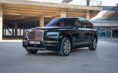 Green Rolls Royce Cullinan 2021 à louer à Dubaï