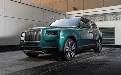 Green Rolls Royce Cullinan 2022 for rent in Dubai
