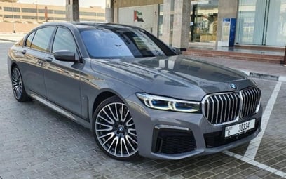 Grey BMW 750 Series 2020 para alquiler en Dubai
