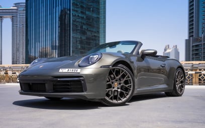 Grey Porsche 911 Carrera Cabrio 2021 en alquiler en Dubai