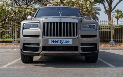 Grey Rolls Royce Cullinan 2021 للإيجار في دبي