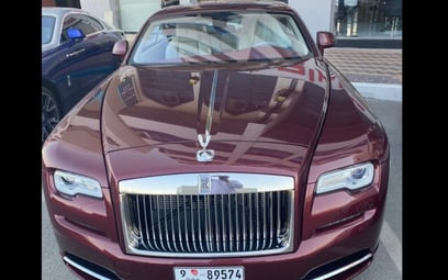 Maroon Rolls Royce Wraith 2019 للإيجار في دبي