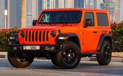 Orange Jeep Wrangler 2018 للإيجار في دبي