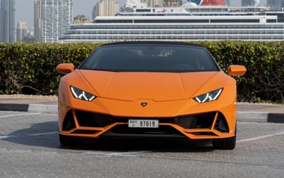 Orange Lamborghini Evo Spyder 2020 en alquiler en Dubai