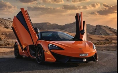 Orange McLaren 570S Spyder 2019 para alquiler en Dubai