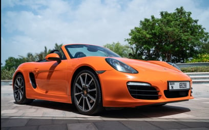 Orange Porsche Boxster 2016 en alquiler en Dubai