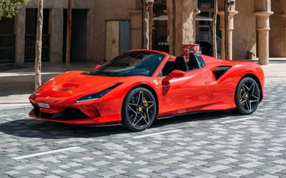 Red Ferrari F8 Tributo Spyder 2022 en alquiler en Dubai