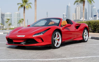 Red Ferrari F8 Tributo Spyder 2021 für Miete in Dubai
