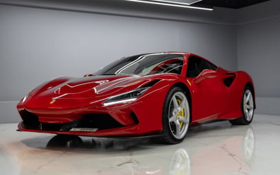 Red Ferrari F8 Tributo 2022 para alquiler en Dubái