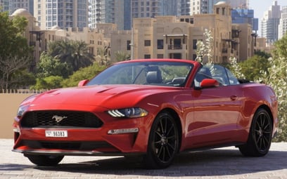 Red Ford Mustang 2019 en alquiler en Dubai