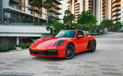 Red Porsche 911 Targa 4 2022 для аренды в Дубай