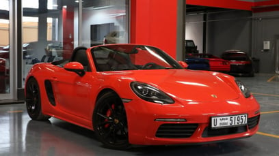 Red Porsche Boxster 718S 2017 迪拜汽车租凭