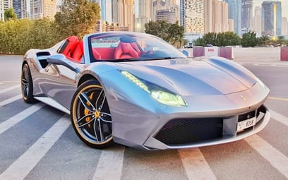 Silver Grey Ferrari 488 Spyder 2017 zur Miete in Dubai