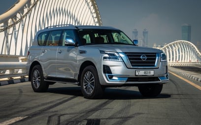 Silver Grey Nissan Patrol V6 2021 zur Miete in Dubai