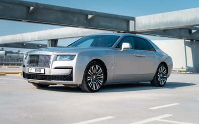 Silver Grey Rolls Royce Ghost 2022 in affitto a Dubai