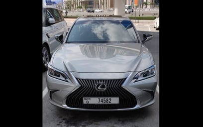 Silver Lexus ES Series 2019 迪拜汽车租凭